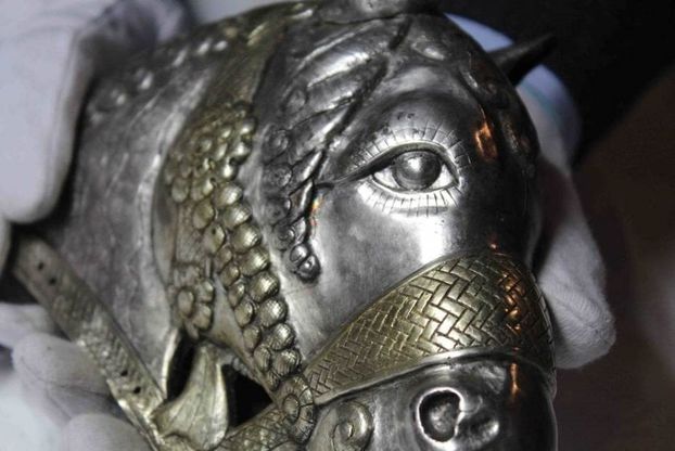 Il cavallino del Louvre a Milano: guanti bianchi per l'apertura della cassa