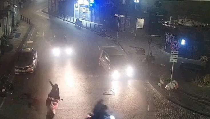 Napoli, a Chiaia il film del terrore: in scooter pistole in pugno, raid con spari in pieno centro