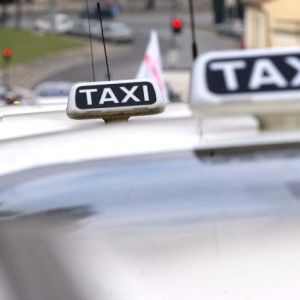 Turista brasiliana si ferma al bancomat e il taxi riparte col suo bambino a bordo, la polizia la rintraccia e le riconsegna il figlio