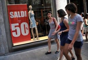 Saldi al via, ma le previsioni sono negative<br />I negozianti: &ldquo;Crisi profonda: - 30% in 5 anni&rdquo;