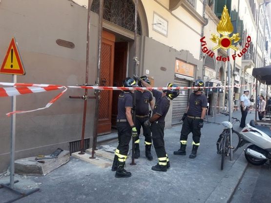 Firenze, crolla parte di un terrazzo in via Cavour: nessun ferito 