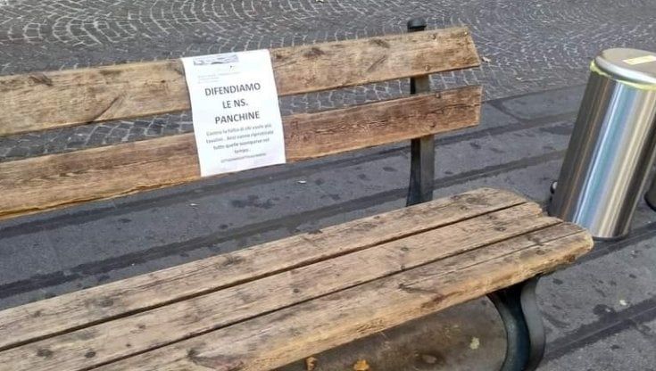 Vomero, la protesta dei cartelli per difendere le panchine