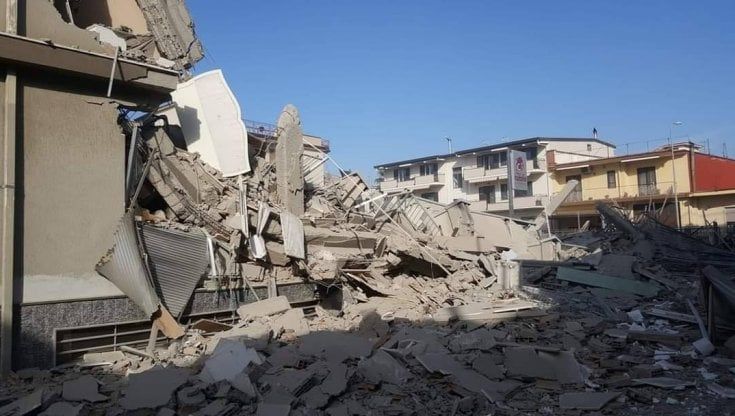 Terrore a Poggiomarino, crolla un mobilificio: nessuna vittima