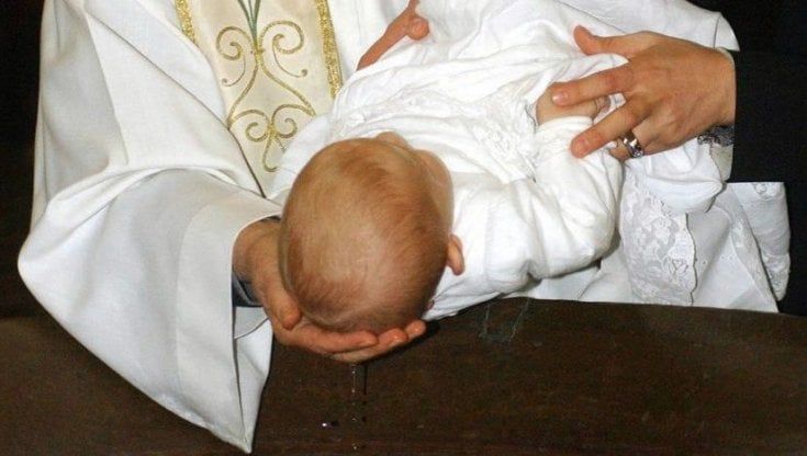 Stop ai padrini nei battesimi "ma la mafia non c'entra", la diocesi di Catania pronta a querelare il New York Times