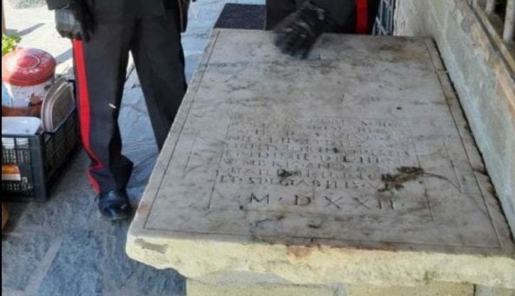 Lastra funebre usata come tavolo e reperti romani ed etruschi in casa: donna denunciata
