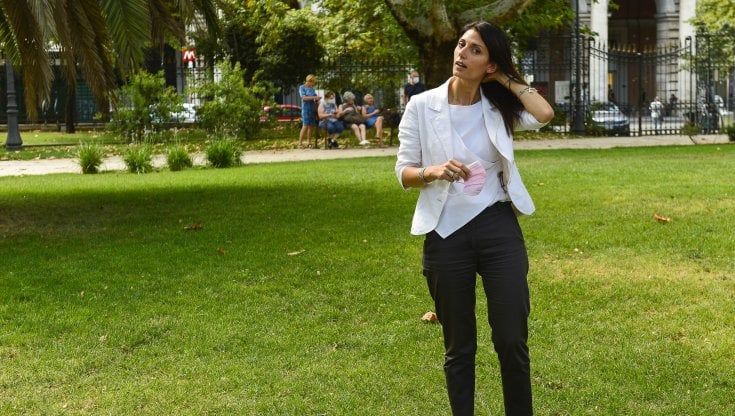 Virginia Raggi, dai fuochi d'artificio alle cene di compleanno: è polemica sulla campagna elettorale "a scrocco" 
