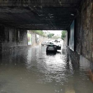 Bomba d'acqua su Bari, automobilista intrappolato nel sottopasso: salvato dai vigili
