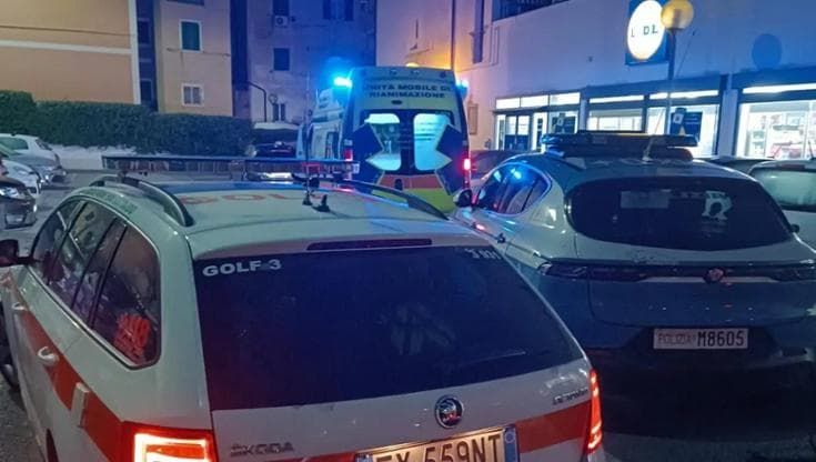 Cinquantenne trovato morto davanti a un supermercato, indagini della polizia