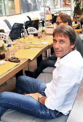 Conte, il riposo del "guerriero" nel bar del fratello a Torino