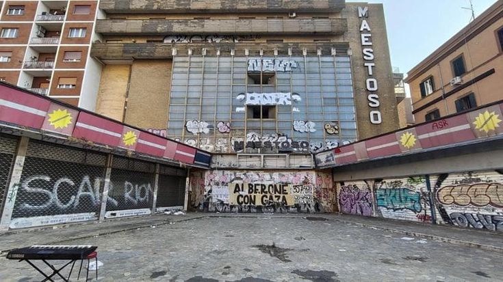 “Le sale cinema chiuse diventino alberghi o piccoli bar”. Polemica in Regione