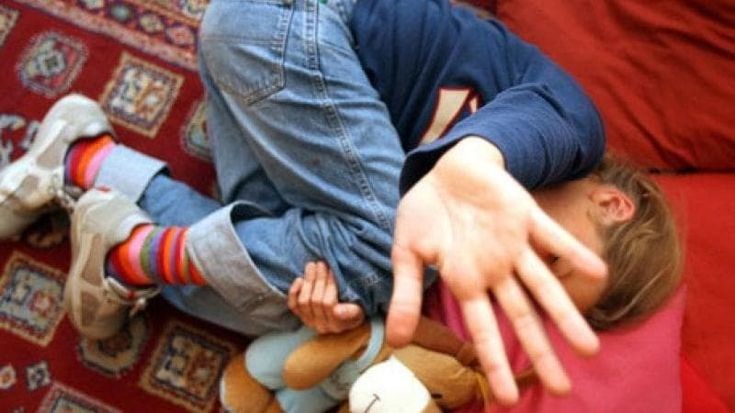 Picchia il figlio di due anni con la cintura mentre la madre gli prepara il biberon