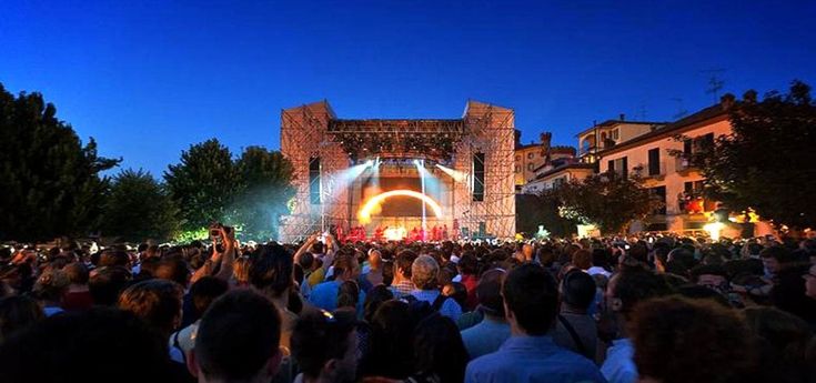 Le star tra le colline, ricetta dell’antifestival: comincia 'Collisioni', le Langhe sono rock