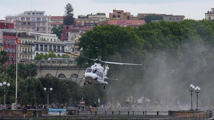 Napoli, l’arrivo del Papa alla Rotonda Diaz: “Ci sta conquistando dopo l’uscita anti -Trump”