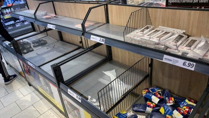 Roma, è corsa alle sneakers Lidl: file e ressa per accaparrarsele