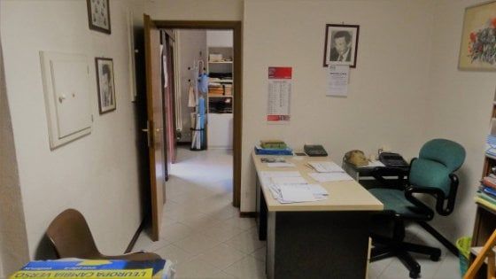 Sala, cucina e la faccia di Berlinguer: in vendita storico circolo Pd a Bologna