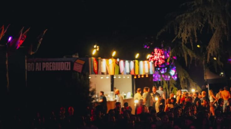 Insulti omofobi e uova contro un volontario del Roma Pride: “Ora ha paura di prendere il bus”