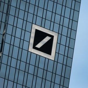 Deutsche Bank tiene le Borse col fiato sospeso. Nuovo rating da Moody's all'Italia