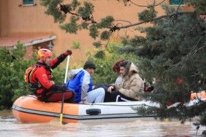 Albinia, protesta degli alluvionati<br />corteo di auto e trattori