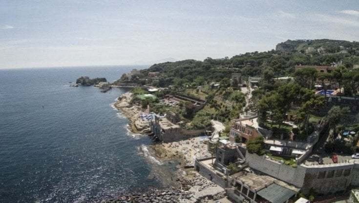 Napoli, il mare torna pulito: "Ora si può revocare il divieto di balneazione"