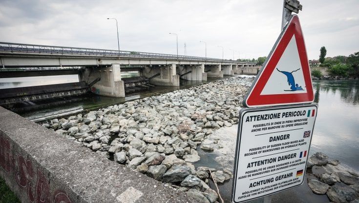 Siccità, Po tenuto ai minimi per levare le alghe: così alla diga del Pascolo si regola il livello