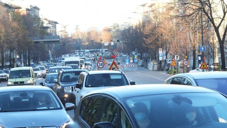 Il petrolio sale e porta in rialzo il prezzo della benzina: rincari in doppia cifra nell'ultima settimana