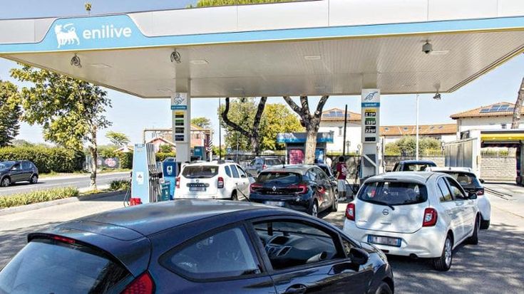 Carburante a prezzi bloccati, caccia al pieno e distributori subito a secco