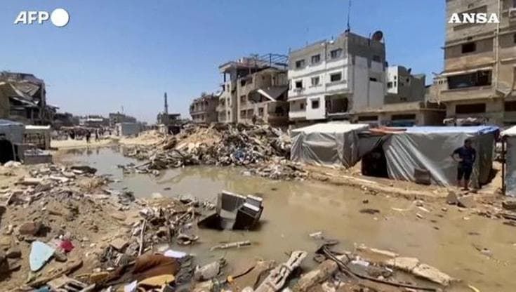 Gaza, gli sfollati di Khan Yunis tra le macerie e l'acqua di fogna che ha allagato la tendopoli