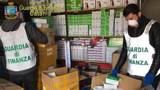 Catania, sequestrate 20 mila mascherine nel negozio di un commerciante cinese