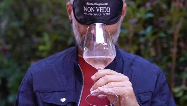 Perché il vino si può riconoscere meglio da bendati? L'esperienza sensoriale a C'è +Gusto
