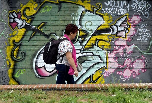 Street Art: cambia la pensilina di viale Toschi