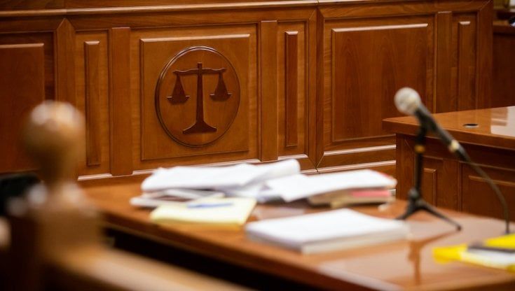 Adozione per i single e le coppie di fatto, la Consulta: "Questione inammissibile"