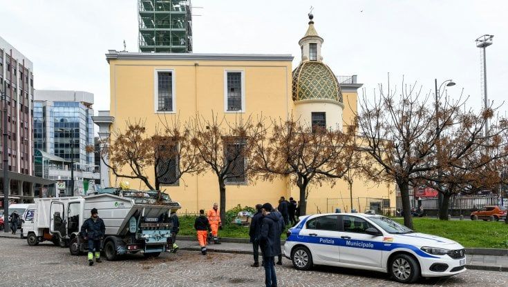 Napoli, chiesa di Portosalvo: ripulite anche le aiuole 