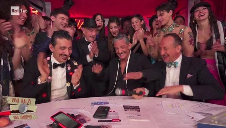 L'esilarante telefonata della mamma di Fiorello in diretta alle 2 di notte: "Andate a dormire"