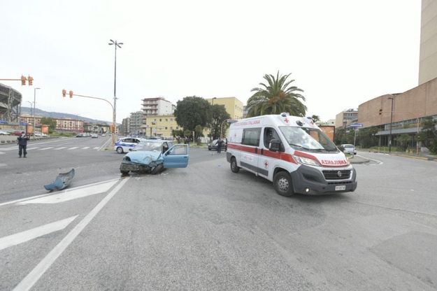 Napoli, incidente stradale nella città deserta