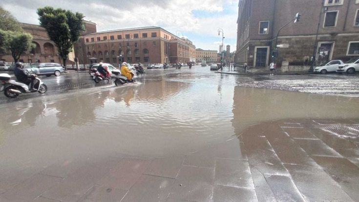 Roma, piove in città, piscine in strada: da via Petroselli alla Tiburtina a Ostiense, la città sott'acqua