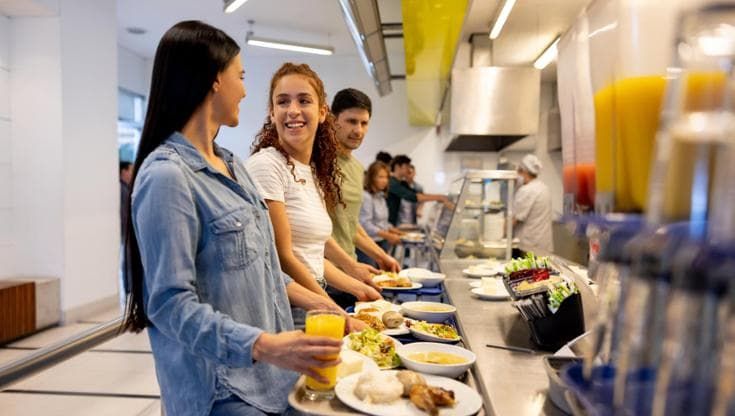 Agli italiani piace la pausa pranzo con i colleghi. Il 60% boccia il pasto da soli in smart working
