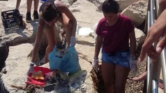 Bari, tre ragazze puliscono dai rifiuti la spiaggia di Pane e pomodoro: "Tutti possono fare qualcosa"