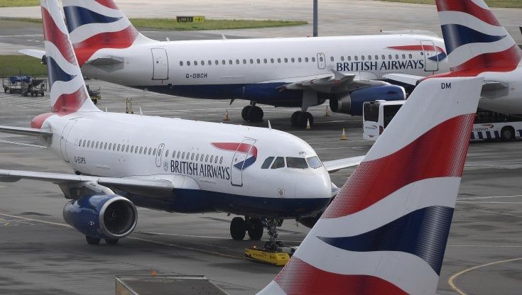 Variante inglese del virus, l'Italia blocca i voli con la Gran Bretagna fino al 6 gennaio. Domani vertice di emergenza Ue