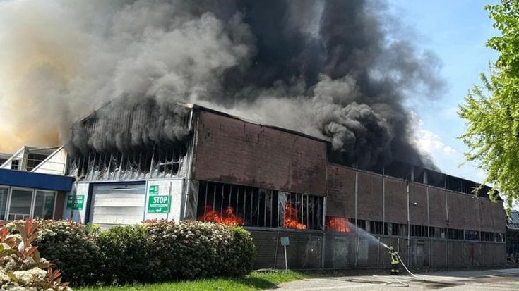 Beinasco: maxi-incendio in un’azienda di trasporti, la colonna di fumo nero si vede da Torino