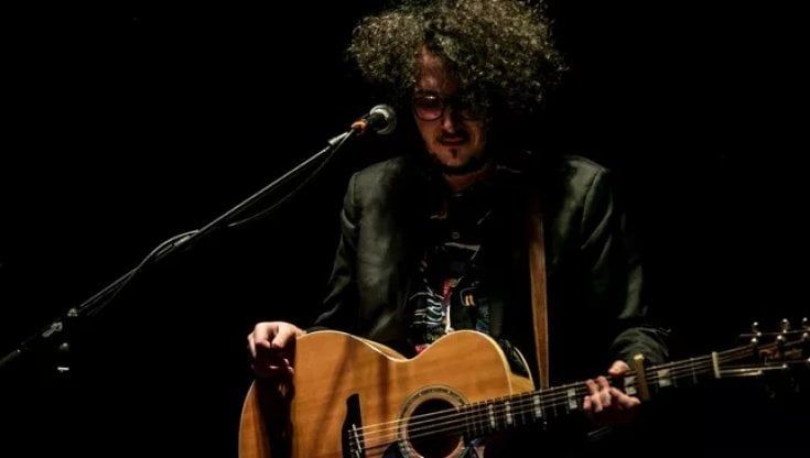 Nicolò Carnesi canta "Consumati": critica contro il consumismo