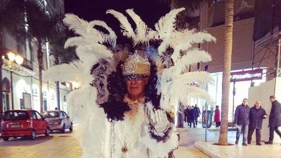 Angelo, l'ex segretario che a 76 anni gira solo in maschera: "Porto il Carnevale di Venezia nella mia Brindisi"