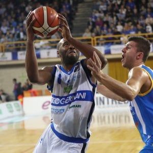 Basket, serie A: colpi esterni di Sassari e Capo d'Orlando nei due anticipi