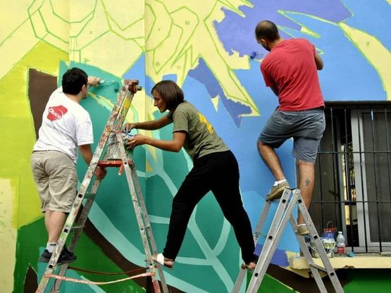 Street art, una foresta di magnolie per 'Handicap su la testa': il nuovo lavoro di Orticanoodles a Milano