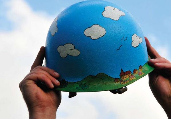 "In risposta alla guerra", l'elmetto diventa un'opera d'arte