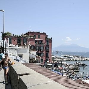 Il caro mare non tocca Napoli, il boom dei turisti ferma i prezzi