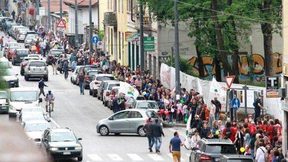 Catena umana contro il razzismo in via Padova: "Siamo cittadini, non clandestini"