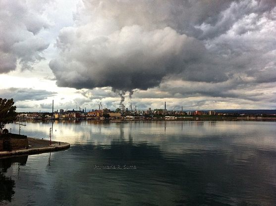 Nubi e vapore nel cielo di Taranto,<br />allarme degli ambientalisti
