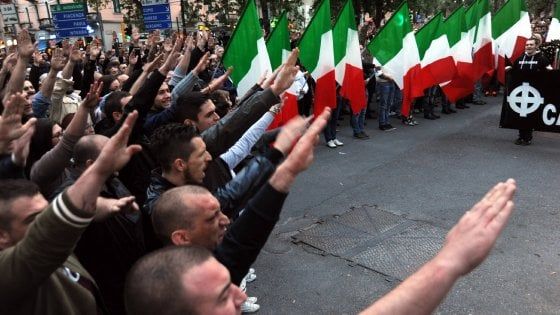 Saluto fascista, la Cassazione: "Non è reato se commemorativo" e conferma due assoluzioni a Milano
