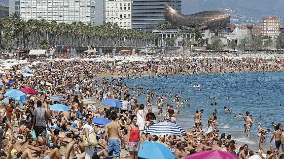 Barcellona e i turisti. Ora il sindaco Colau attacca AirBnb: "Stop agli affitti illegali"