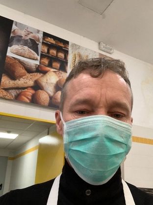 Coronavirus, tra i cuochi della Caritas a Roma c'è anche lo chef Oliver Glowig
